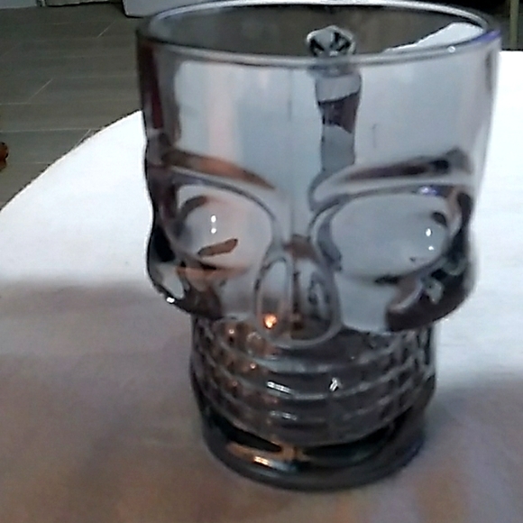 demonware Other - Black glass Lg skull mug